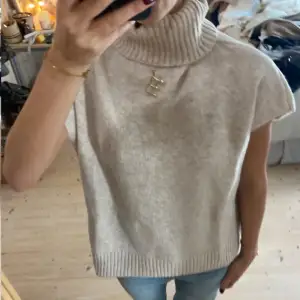 Säljer en supermysig beige stickad polotröja. Den har en loose passform och korta ärmar, perfekt för lager på lager under hösten. Polokragen är extra hög och ger en stilren look. Tröjan är i mycket bra skick och passar perfekt till jeans eller kjol. Perfekt för både vardag och lite finare tillfällen❤️❤️