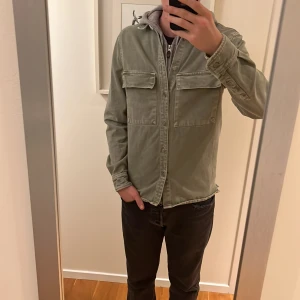 Zara overshirt - Grön overshirt, stilren. Storlek S Men passar M. Modellen är 187cm lång 
