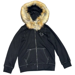 True Religion Hoodie -  Snygg True Religion hoodie med päls, perfekt för kalla vinterdagar!