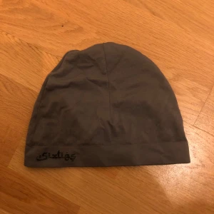 Sixties Mössa - Säljer en grå Sixties mössa. Använd ett fåtal gånger. Black friday pris 250kr. Pris kan diskuteras vid en snabb affär 💨