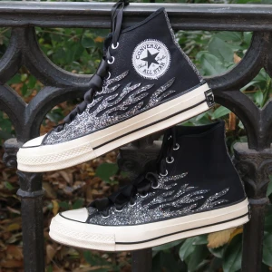 Converse All Star med glittriga flammor - Snygga Converse All Star sneakers med coola glittriga flammor på sidorna. Skorna är svarta med vita sulor och har klassisk snörning. Perfekta för att ge din outfit en extra edge! 🖤✨