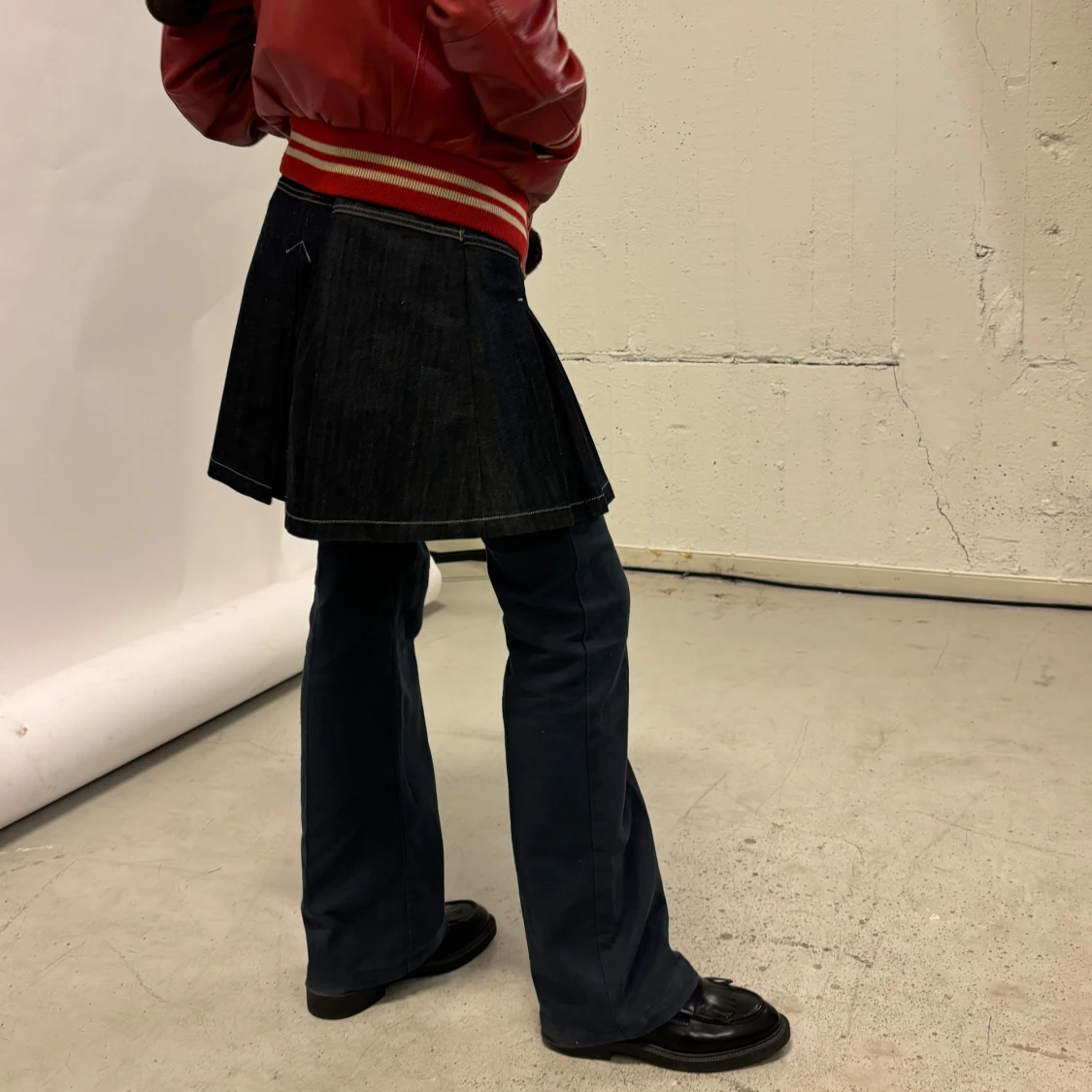 Svart jeanskjol med veck - 91