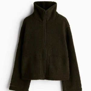 Mörkgrön teddyjacka - Säljer en supermysig mörkgrön teddyjacka med dragkedja. Perfekt för höst och vinter, den är både varm och stilren. Storlek L passar och är mer som en s/m.