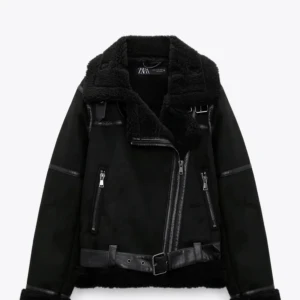 Svart jacka från Zara - Säljer en snygg svart jacka från Zara i mycket bra skick. Jackan är fodrad med mjuk päls och har långa ärmar. Perfekt för höst och vinter!
