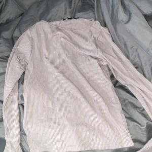 Beige ribbad tröja från 157 - Säljer en snygg beige ribbad tröja från 157 i storlek S. Perfekt för både vardag och mysiga stunder. Tröjan har långa ärmar och är i mycket bra skick. Passar perfekt till höst- och vårgarderoben!