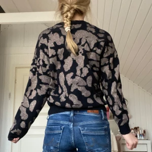 Mönstrad stickad tröja  - Mönstrad stickad tröja som inte kommer till användning, bra skick