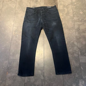 Svarta jeansbyxor - Ett par riktigt feta dondup jeans st 36 men lite skumma i modellen så passar bättre på st 33 typ nypris runt 2000kr aldrig använda eftersom modellen ej passade mig hör gärna av dig för frågor. 