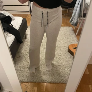 Beige ribbade mjukisbyxor - Säljer ett par supermysiga beige ribbade mjukisbyxor. De har en bekväm medel/hög midja med snörning och är perfekta för chilliga dagar hemma. Byxorna är i mycket bra skick och passar perfekt för höst och vinter. De är gjorda i ett mjukt material som känns skönt mot huden.🤎