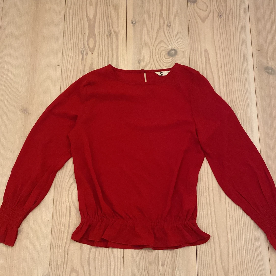 En röd fin blus i storlek 140!💕