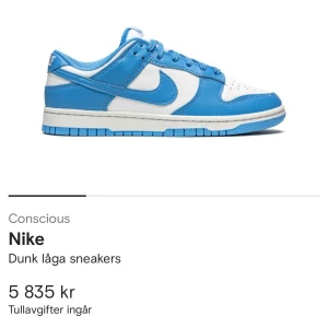 Nike Dunk Low University Blue - Säljer ett par Nike Dunk låga sneakers i en snygg blå och vit färgkombination. Skorna är i nytt skick och kommer med originalkartong. Perfekta för både vardag och festliga tillfällen. Skostorlek är herr 42.5. Passa på att köpa dessa stilrena sneakers!