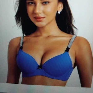 Blå bh med svarta detaljer - Snygg blå bh med svarta detaljer och en liten rosett framtill. Axelbanden är justerbara och har en glittrig effekt. Perfekt för att känna sig både bekväm och stilren. Storlek 75C tror jag men passar även mig som har 75B. Ändast testad!