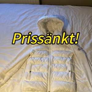Vit Moncler cardigan - Säljer min snygga vita Moncler cardigan i storlek XL men känns som M/L, skicket är 10/10 💫 finns absolut inga defekter eller fläckar. Cardigane är perfekt nu när de kyliga dagarna nalkas ❄️ . Jag tycker att den håller än varm 🔥 om man har en tjocktröja under, men om man bara har t-shirt blir man lite små frusen. Nfc-tagg och QR-kod funkar sätt prisförslag så skickar jag bild bevis. Priset är ej hugget i sten, och tveka inte på att höra av er vid frågor. ☺️