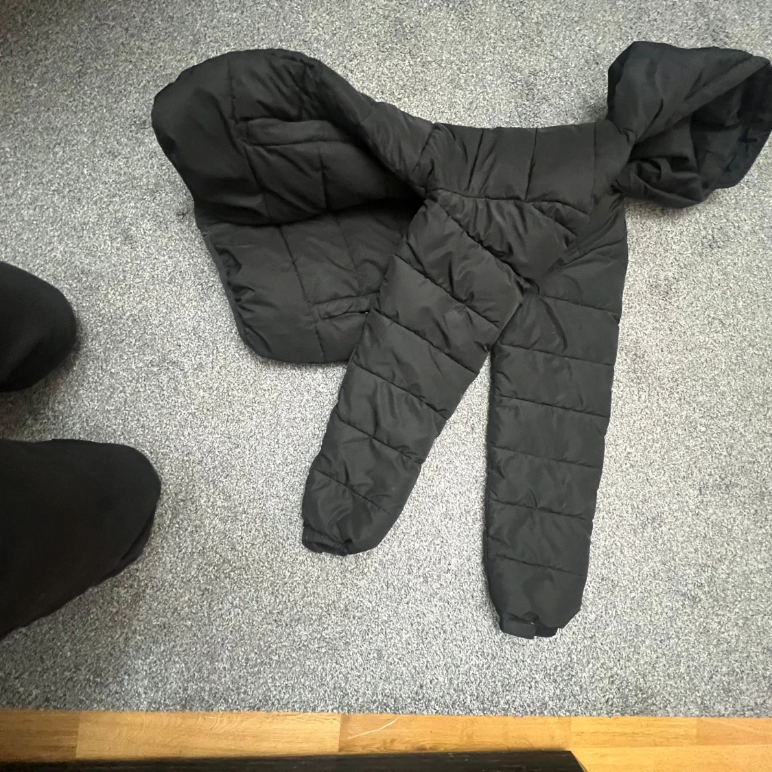 Svart pufferjacka med huva - 91