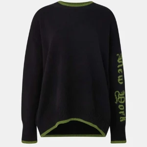 Cloeys tröja  - Säljer nu min”new york” tröja ifrån chloe shutterman!! Så snygg och väldigt svår att få tag på, nypris ca 5000kr. Storleken är onesize men passar mig som är strl S, säljer endast vid bra pris!!