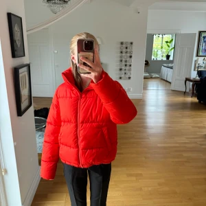 Röd pufferjacka från Bik Bok - Säljer en snygg röd pufferjacka från Bik Bok i storlek XS. Jackan är i mycket bra skick och perfekt för höst och vinter. Använd en gång. Supermysig och trendig för kyliga dagar! 💕🌟