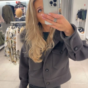 Grå Meotine jacka - Säljer denna meotine jacka då den inte används längre! Inga defekter, Storlek M, nypris 3000kr💗💗