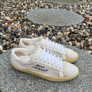 Saint Laurent Paris Distressed Sneakers | Bra skick; slitningar är del av design | Storlek 41.5 men passar 42 | Endast skorna ingår | INGA BYTEN 