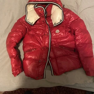 Röd dunjacka från Moncler - Storlek 3 passar M skick 9/10 kvitto finns .