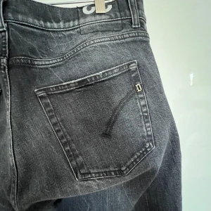Mörkgråa Dondup jeans  - Mörkgråa Dondup jeans i bra skick. Storlek 33