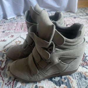 Skor med kilklack - Säljer Isabel Marant liknanade skor i beige färg. Använda men i bra skick! Pris kan diskuteras 