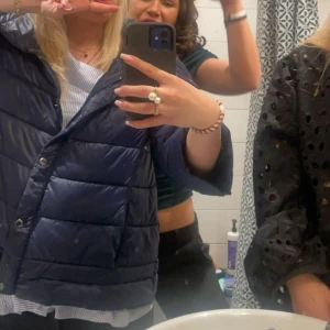 Trekvartsärm jacka - Skit snygg marinblå jacka med Trekvartsärm - marinblå, storlek 40 passar 36 