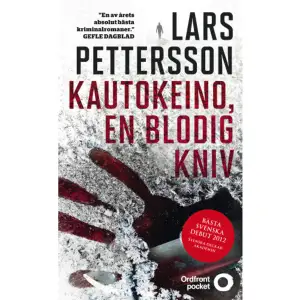 Bilen kränger på den isiga vägen och träffar renen med våldsam kraft. Anna Magnusson stannar, drar på sig yllemössan och hämtar kniven från bagageluckan. Det är mer än 30 grader kallt och klockan är halv två en februarinatt någonstans mellan Luleå och Pajala. Anna är uppvuxen i Stockholm och har aldrig funderat över sitt ursprung. Hennes samiska mamma berättade aldrig varför hon valde att flytta ifrån den avlägsna fjällbyn uppe i Nordnorge och lämna sin plats i den familjebaserade rendriften. Nu är Anna, som arbetar som biträdande åklagare, på väg upp till Kautokeino. Hennes mormor har ringt och bett henne komma och rentvå kusinen Nils Mattis, som är anklagad för våldtäkt. Men när Anna läser polisutredningen blir hon betänksam. Hur ska hon ställa sig i konflikterna? Hon har svårt att avläsa den främmande omgivningen. Vem ligger bakom de dödsfall som inträffar medan hon är där och vilka är det som vill röja henne själv ur vägen? Kautokeino, en blodig kniv är en spännande thriller om motsättningarna mellan tradition och modernitet i ett minoritetssamhälle. Vilka rättsbegrepp ska råda på Finnmarksvidda med omnejd? En mycket läsvärd roman om en bygd, ett folk och en kultur som är sorgligt eftersatt i den svenska litteraturen. Borås Tidning Det finns hopp om livet även för en så svårt massmördad genre som den svenska kriminalromanen. Jag tror det beror på att Lars Pettersson är mer intresserad av det samhälle han skildrar än av sina egna tänkbara försäljningssiffror. Sensationellt. Sydsvenskan Till skillnad från många andra thrillers är det en berättelse jag inte lär glömma i första taget. Norrländska Socialdemokraten    Format Pocket   Omfång 339 sidor   Språk Svenska   Förlag Ordfront Förlag   Utgivningsdatum 2013-08-15   Medverkande Niklas Lindblad   ISBN 9789170377136  