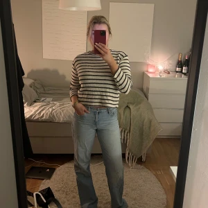 Randig tröja från Zara - Säljer en superfin randig tröja från Zara i storlek M. Den är vit med svarta ränder och har en skön, stickad känsla. Perfekt för både vår och höst! Tröjan har långa ärmar och en avslappnad passform🖤🤍