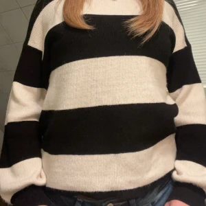 Randig tröja från ONLY💞 - Säljer en superfin randig tröja från ONLY i svart och vitt✌🏻 Den är stickad och har långa ärmar, perfekt för höst och vinter💓 Tröjan är i bra skick och passar perfekt till jeans för en avslappnad look👏🏻 Hör av dig om du är intresserad💞 Sitter som S!!