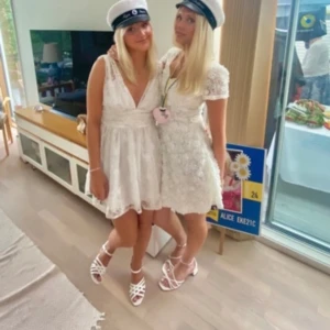 Stundent klänning  - Säljer nu min super fina student klänning från Ida Sjöstedt🙌🏼 endast använd under min student och den är i superfint skick. Jag är 172 cm och har storlek S och den är perfekt i längden. Nypris 3799 kr, säljer nu 1750🤗