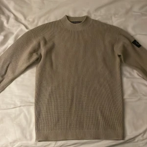 Beige stickad calvin clein tröja  - Säljer denna snygga calvin clein tröjan pågrund av att den var lite för liten för mig. Beställde tröjan för endast 2 veckor sedan och har bara använt 1 gång. Tröjan är i nyskick och jag köpte den för 1 300 kr. Bara skriv om ni har några frågor! 