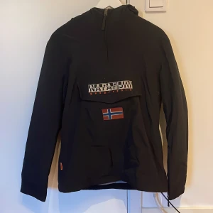 Napapijri Jacka - Tjena säljer nu en Napapijri jacka som är i storlek S, jackan är sparsampt använd förutom ett lite hål på vänster arm (cond 8/10) Nypris ligger runt 2000 mitt pris 699 kr