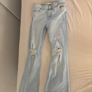 Zara jeans  - Säljer mina Zara jeans som aldrig kommit till användning. Utsvängda o ger en snygg siluett. 