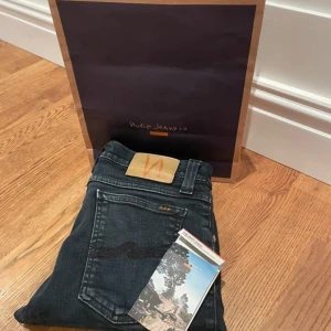 Nudie Jeans W29 L32 - Nudie jeans grey Tim köpt för 1599 och nästan aldrig använda extremt snygga passar runt 170 till 180