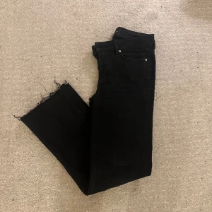 Svarta bootcut jeans med från Vero Moda  - Svarta bootcut jeans från Vero Moda, knappt använda så i jättebra skick!! Storlek:xs. Pris kan diskuteras!!💗🫶🏼