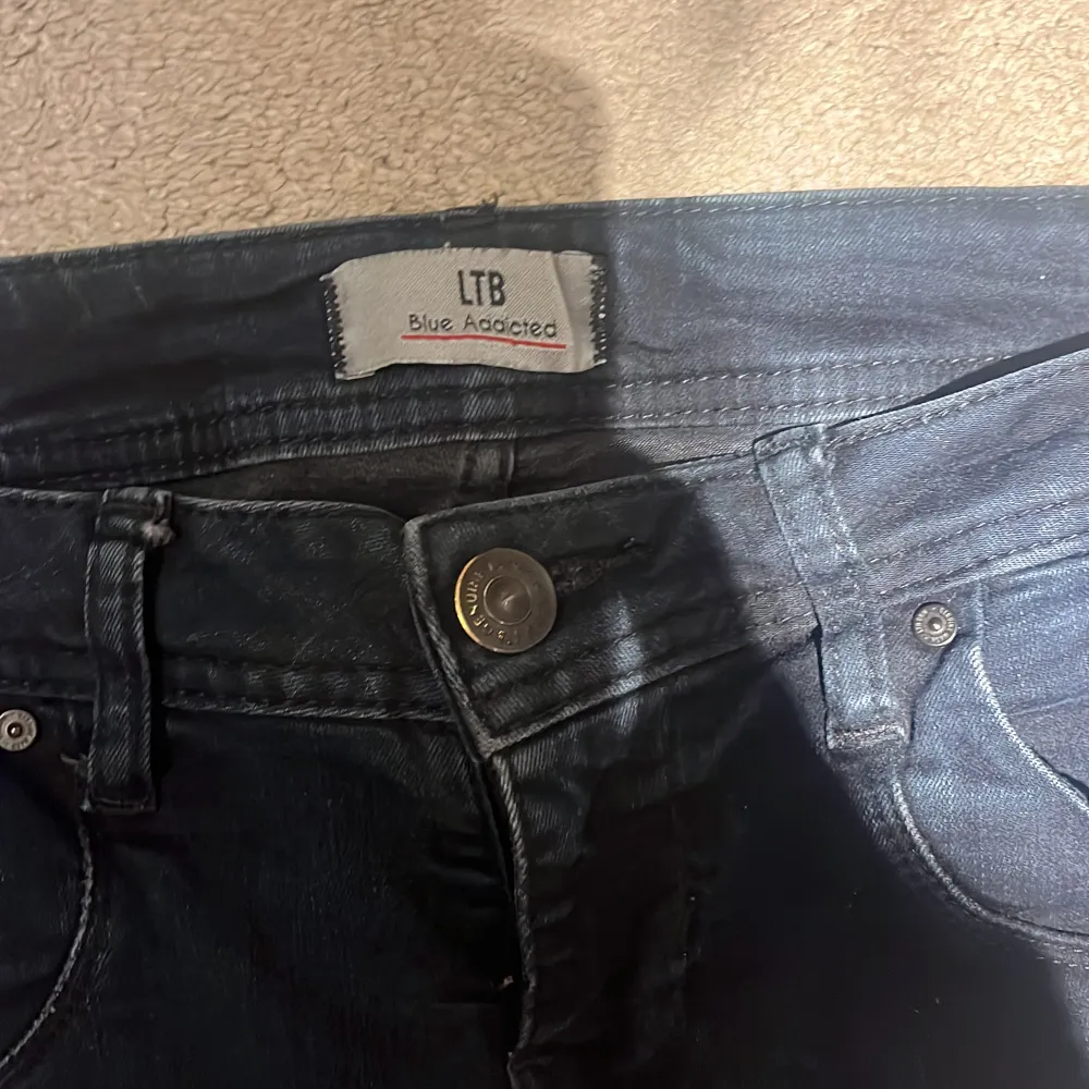 Säljer ett par svarta/mörkblåa jeans från LTB i bra skick. De har en klassisk femficksdesign och knappgylf. Är i modellen ”Valerie” med as coola bakfickor. Köpt förra året för 800 kr🖤. Jeans & Byxor.