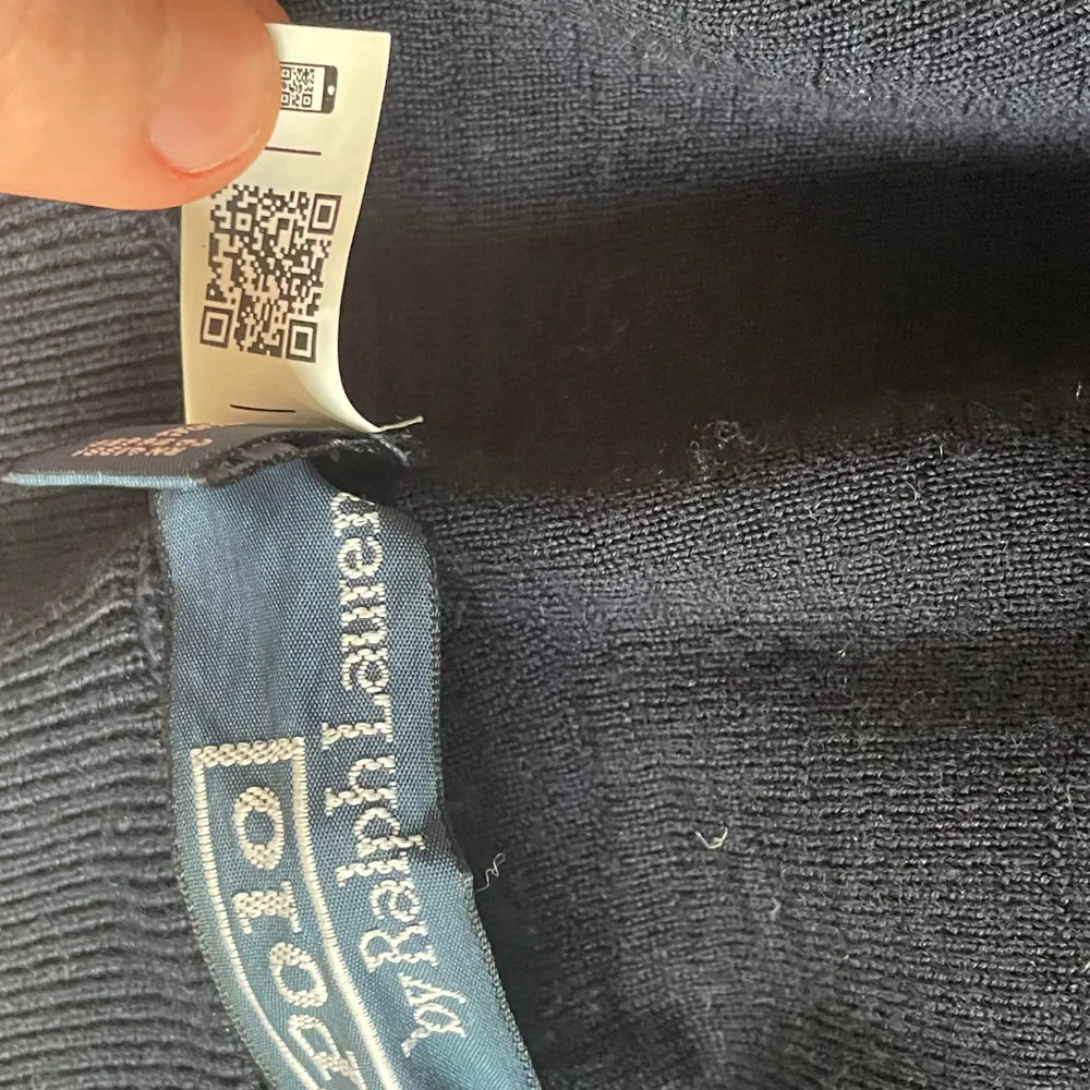 Säljer en mörkblå cardigan jacka från Polo Ralph Lauren. Jackan är perfekt till höst Den är i mycket  bra skick och går ej att få tag på längre. Nypris 5000. Vid frågor bara komma dm. Jackor.