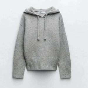 Grå stickad hoodie - Populär stickad hoodie från Zara. Bra skick💓