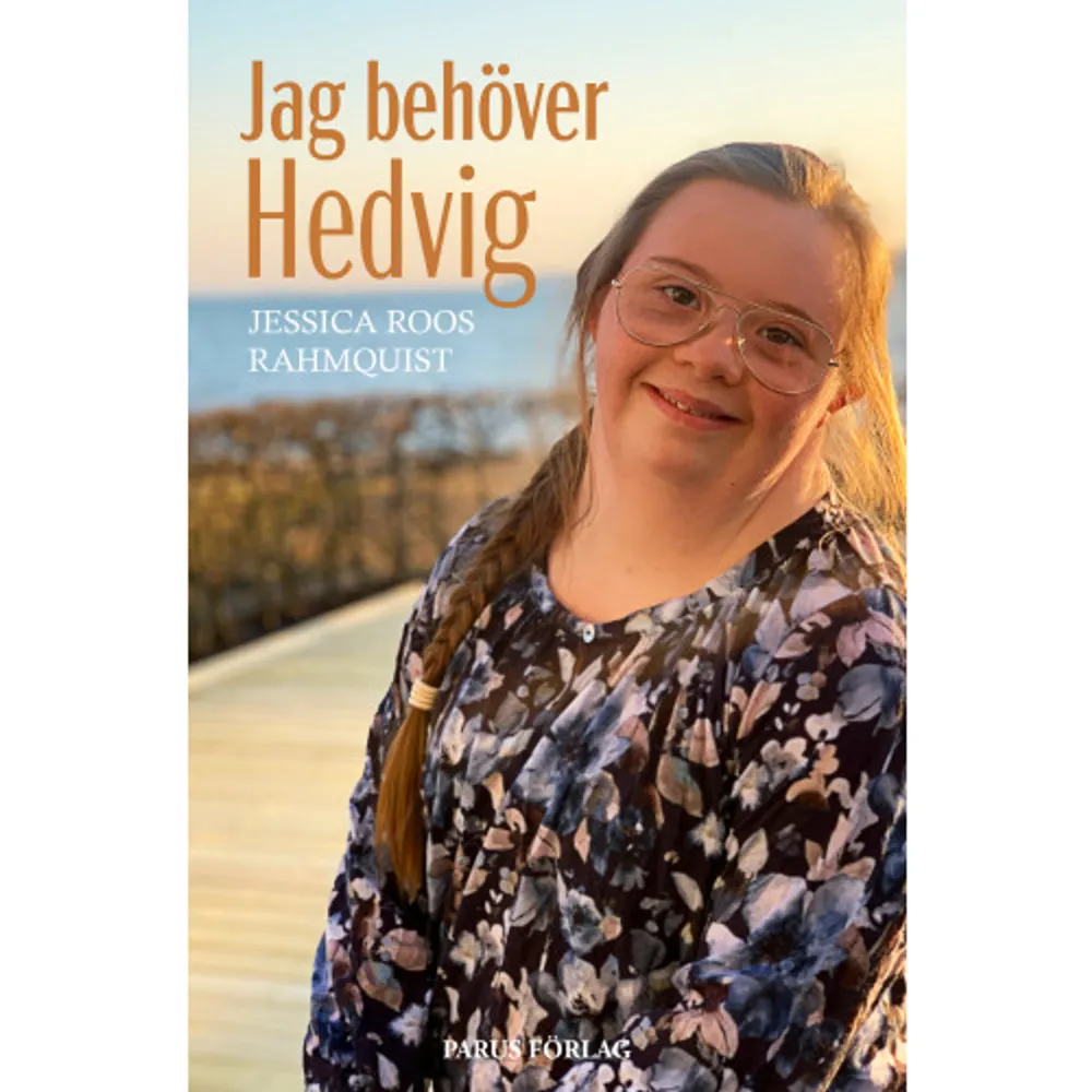 Mina ben viker sig och jag famlar efter den vita snuttefilten med rosa ränder av flanell. Snabbt liksom kastar jag den över hennes nackparti. Puh … nu syns det inte längre. Mitt barn har inte Downs syndrom, det ser jag klart. Men så lyfter jag på filten och hjärtat hamrar så att jag kan höra mina egna hjärtslag. Nu syns det igen. En bra stund står jag så. Filt på, filt av. Downs syndrom. Inte Downs syndrom. Jag tänker på barnmorskans ord. ”När jag tog emot er flicka och höll min hand runt hennes nacke kände jag att hon har ovanligt mycket nackskinn, det kan vara ett tecken på Downs syndrom.” Hon har ringt efter barnläkaren. Några dagar senare lägger jag min pyttelilla bebis på den stora kalla britsen klädd i mörkgrön galon. Jag önskar att hjärtspecialisten skulle titta på Hedvig, önskar att han såg henne. Det gör han inte. Han ser ett hjärta på en skärm, och det ser inte ut som det ska. Med värme, rädsla och förtvivlan berättar Jessica Roos Rahmquist om den första omvälvande tiden med Hedvig. Om tankar och känslor som man inte vågar uttala högt och en moderskärlek som bär en familj igenom alla svårigheter. ”Så mycket jag inte visste. Så mycket jag önskade att någon hade berättat för mig.”Boken släpps på Internationella Downs syndrom-dagen 21 mars 2021.