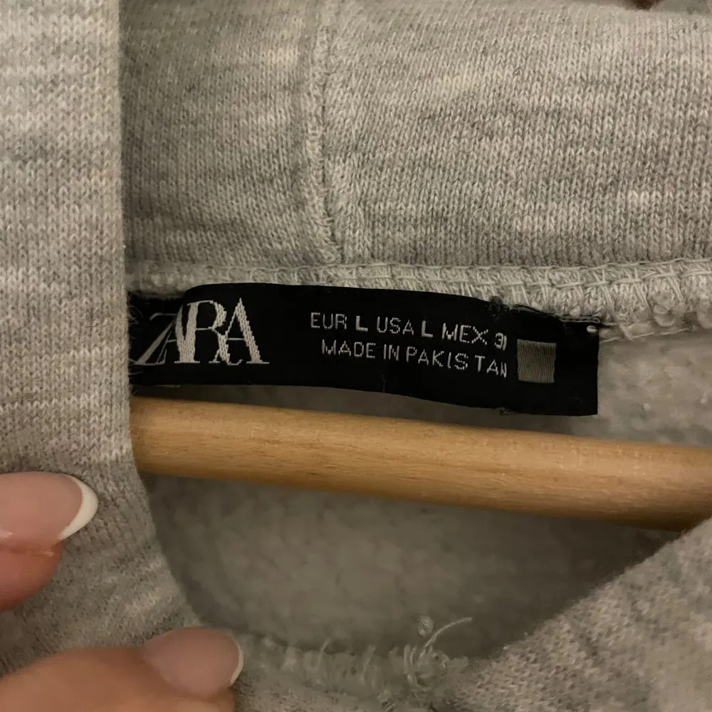 Bra skick, använd fåtal gånger. Köpt ifrån zara för ett tag sen, inga defekter. Super snygg men kommer inte till användning. Är i storlek L men är mer som S-M skulle jag säga. Skriv ifrån några frågor❤️. Hupparit & Collegepaidat.