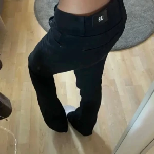 Svarta byxor från LTB - Säljer dessa jättepopulära svarta jeans från LTB i mycket bra dock. Köpt på här plick men tyvärr var den för små. Endast andvända ett fåtal gånger.                            Jättefina och snygga jeans. Perfekta för vardag och fest. Det är bara att skriva för frågor eller fler bilder.              Stolek 24/32💗