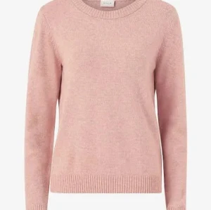 Rosa stickad tröja från Vila - Säljer en superfin rosa stickad tröja från Vila i storlek S. 🌸 Är sparsamt använd, lite nopprig om man kollar noga men går att ta bort💞