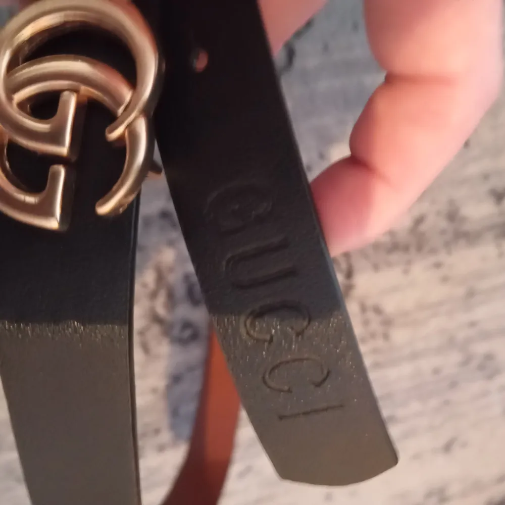 Säljer ett stilrent svart skärp från Gucci i skinn med den ikoniska GG-loggan i guld. Perfekt för att ge din outfit en lyxig touch. Skärpet är i nytt skick och passar både till vardag och fest. Ett måste för modeälskare! 🖤✨. Asusteet.