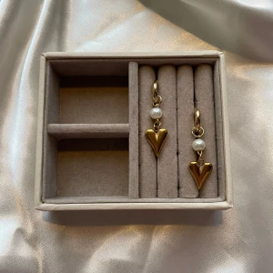 Linnéa earrings  - 49kr per par, gjorda i rostfritt stål vilket innebär att metallen inte färgar av sig eller tappar färg💐