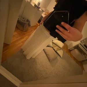 Vit långkjol - Säljer en superfin vit långkjol som är perfekt för sommardagar eller en elegant kvällslook. Kjolen har en luftig och flödande design som ger en romantisk känsla. Den är lätt att matcha med olika toppar och accessoarer. Perfekt för både vardag och fest! 🌟men har även fina väck ❤️