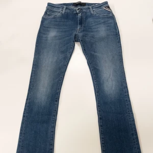 Replay jeans - Ett par snygga replay jeans med storlek W26, L32. Sparsamt använda. Fråga gärna om du har några funderingar! Pris kan diskuteras :)