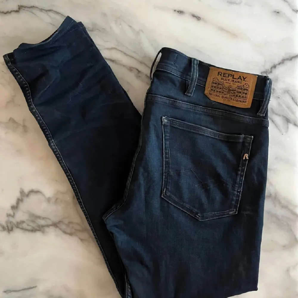 Säljer ett par snygga mörkblå jeans från Replay, modell Jondrill. De är i okej skick och är i storlek 32/34 men sitter mer som 32/32.. Farkut & Housut.