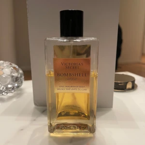 Bombshell Gold från Victoria's Secret body mist  - 250ml flaska, lite mindre än hälften använd. 