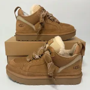 Säljer vinters mest populära sneaker – Ugg Lowmel Chestnut i herrstorlek 43, US10, sitter som en storlek 44.  Nya i kartong, orginalkvitto från UGG medföljer. Öppet köp finns fortsatt på skorna, det är således ingen idé att försöka pruta ner priset.  Finns att hämta i Hammarby Sjöstad alternativt fraktas på köparens bekostnad.