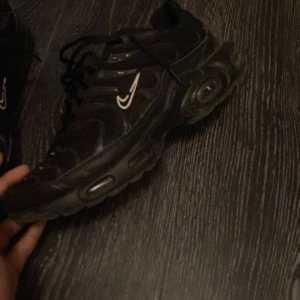 Svarta sneakers från Nike - Säljer ett par svarta Nike sneakers i bra skick. De har en cool design med vita detaljer och en robust sula som ger bra stöd. Perfekta för både vardag och träning. Skorna har snörning för en säker passform. Bra skick ej skadade inga hål feta!