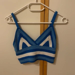 Stickad randig blå topp - Stickad blå topp i storlek xxs, men passar även mig som brukar använda xs.  Den är endast använd 1-2 gånger. 
